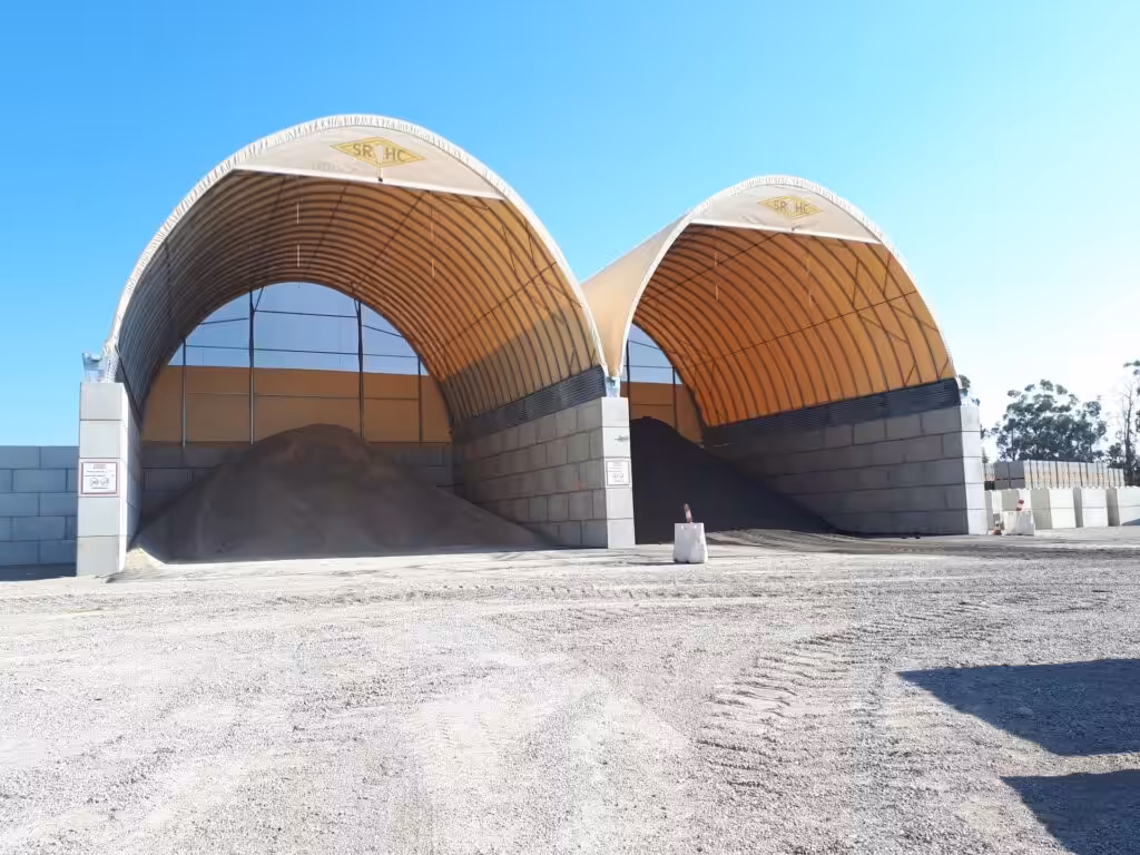 Corturi pentru depozitare lemn, paleți și materiale de construcții – Protecție rapidă, sigură și economică pentru stocurile tale