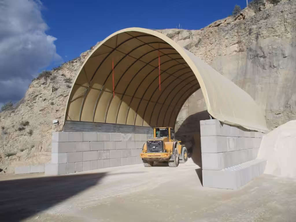 Corturi pentru depozitare lemn, paleți și materiale de construcții – Protecție rapidă, sigură și economică pentru stocurile tale