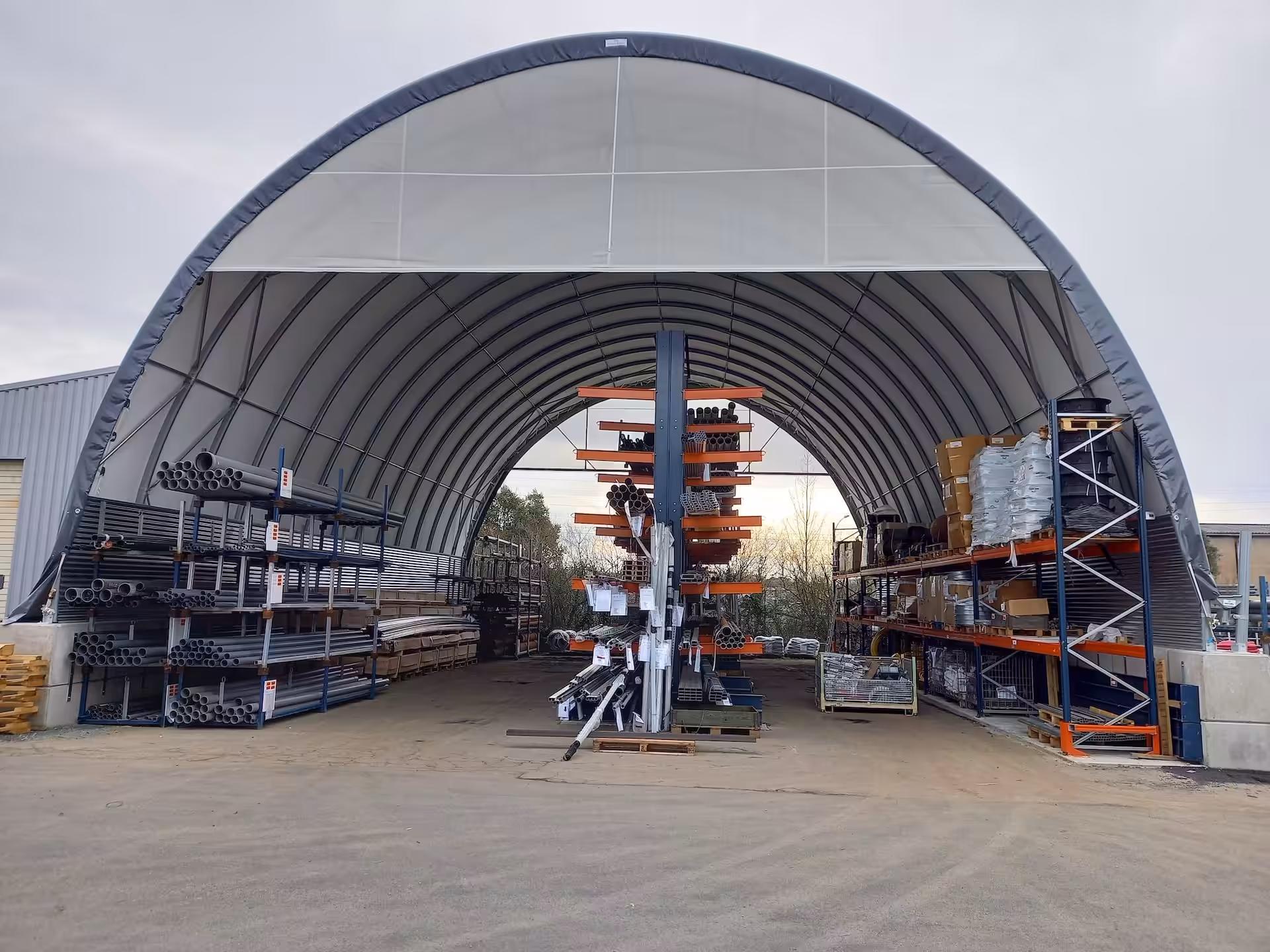 Corturi pentru hub logistic temporar